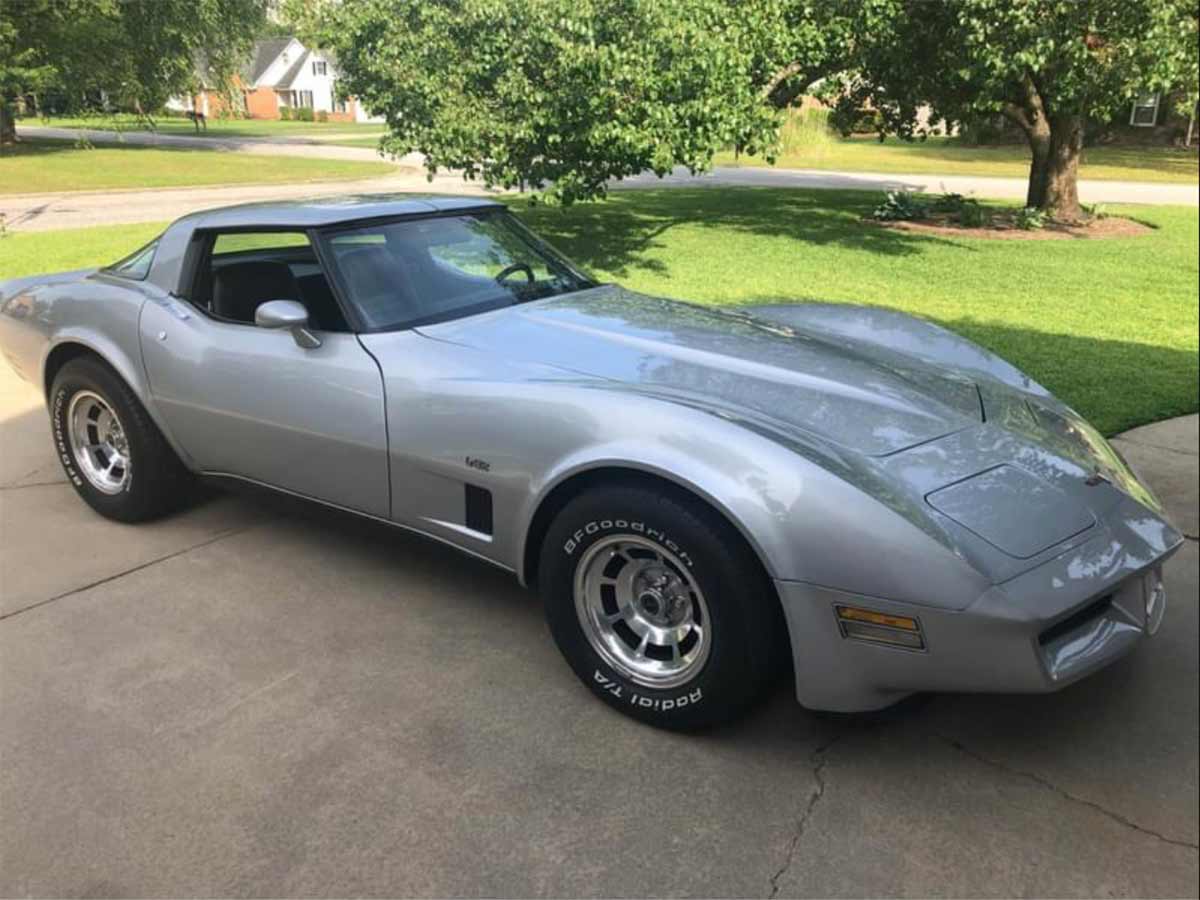 Chevrolet Corvette C3 fra 1980 i sølvmetallic. Flot stand. Rustfri amerikanerbil.