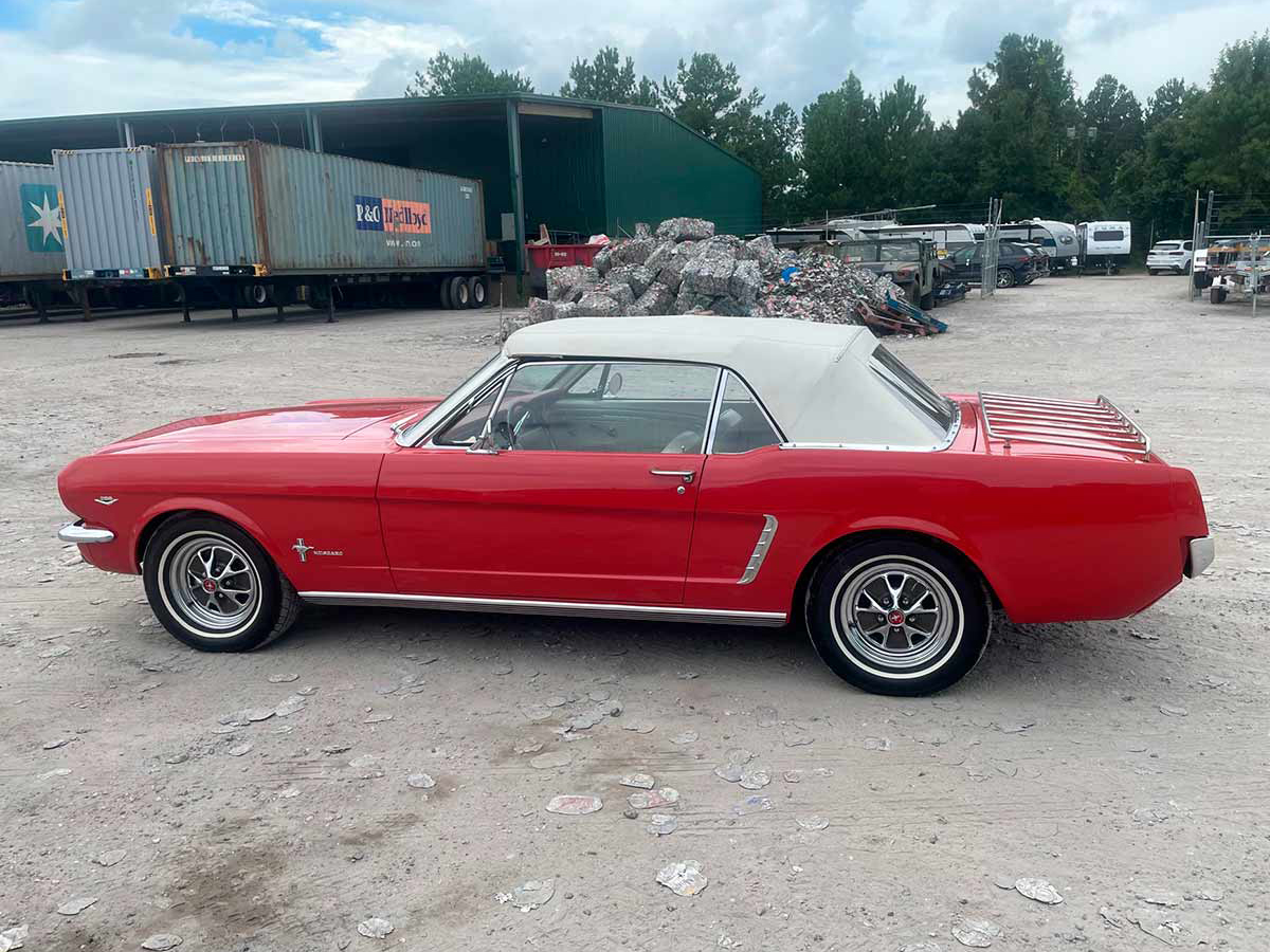 Original C code Ford Mustang fra 1965 i farven Candy Apple Red